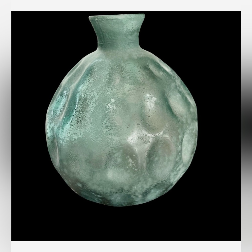 Textured Recycled Glass Green Vase 
Made in Spain 🇪🇸 - Picture 3 of 10